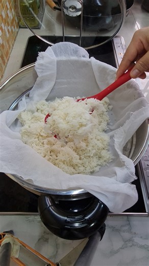 3.5K views · 23 reactions | Sticky rice is best enjoyed warm  After cooking, leaving it uncovered can make the rice dry and hard. This is how I keep my sticky rice warm, soft, and enjoyable from lunch all the way to dinner — using a simple cloth and a food warmer. Small details make a big difference in everyday cooking  #homecookingwithsomjit #StickyRice #GlutinousRice #ThaiFood #KitchenTips #FoodWisdom ✨ | Home Cooking with Somjit | Facebook