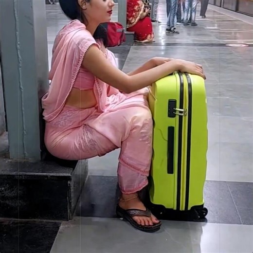 रेलवे स्टेशन पर महिला के कारनामे ने सबका दिल जीत लिया | The Train Fact #shorts #trains #train