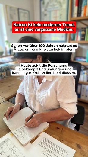 Das vielleicht mächtigste Mittel, das du bereits in deiner Küche hast. Es kostet fast nichts, ist überall verfügbar und doch haben wir seine Kraft fast vergessen. 1. Natron ist eines der besten Mittel, um den Körper schnell in einen basischen Zustand zu bringen. Es balanciert deinen pH-Wert (1/2 TL in Wasser = basischer Körper). Warum das so wichtig ist? In einem sauren Milieu gedeihen Entzündungen und der Körper kann nur schwer entgiften. 2. Als Spülung oder auf der Zahnbürste entfernt es Plaqu