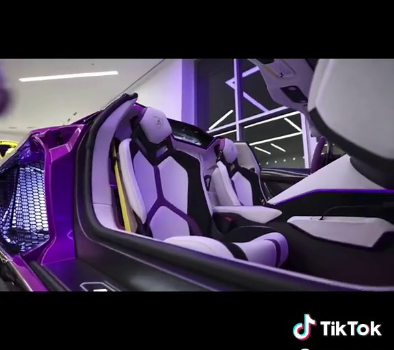 Experience the Stunning Lamborghini Aventador in 4K