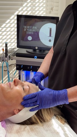 What does a dermaplane hydrafacial do? Dermaplane: exfoliate Blue hydrafacial tip: cleanse Teal hydrafacial tip: extract Clear hydrafacial tip: antioxidants Added bonus, some time under our red light ❤️ Available in Columbus & Starkville! | Vitality Dermatology