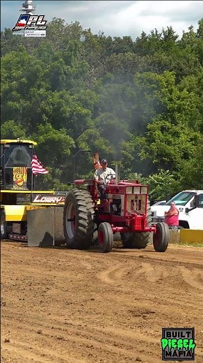 NASTY IH Farm Stock Tractor Pulling!