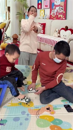 아빠 정말 부주의해요. 왜 의자에 양말을 신겨줬어요?/Dad is so careless. Why did he put socks on the chair?🤣🥰