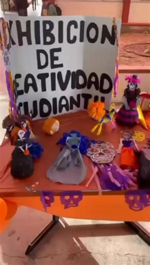 🎨💀 Exhibición de Creatividad Estudiantil – CBTis No. 73 💀🎨 Con el propósito de fortalecer la identidad cultural y preservar nuestras tradiciones, el CBTis No. 73 llevó a cabo la Exhibición de Creatividad Estudiantil del Día de Muertos, bajo la coordinación de la docente Janeth Luna. Los estudiantes de los grupos 3°A VA, 5°A VC, 5°A VL, 5°B VL y 5°A VM demostraron su talento y sensibilidad artística a través de calaveras, catrinas y altares elaborados con materiales reciclables, reflejando su