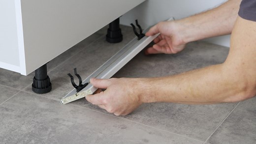 Comment poser des plinthes de cuisine ? | Leroy Merlin