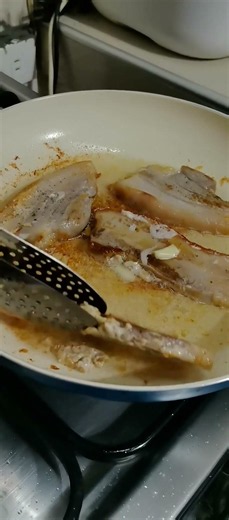 fried pork liempo(belly) marinated first to vinegar, salt&pepper & garlic#viral #yummy