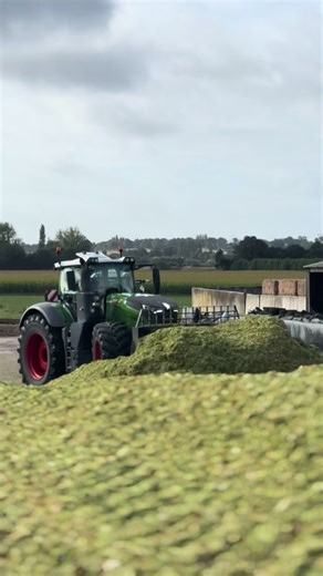 FENDT 1050 and 828: Agricultural Powerhouses