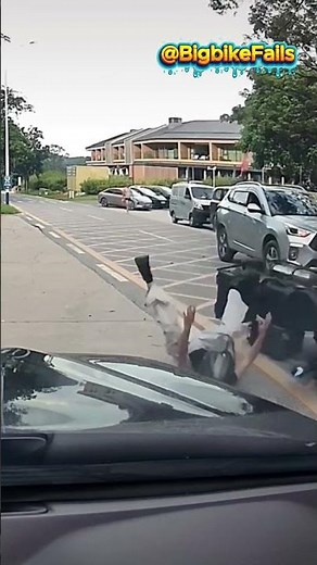 Misjudged the gap! 📏❌ Lane splitting goes terribly wrong! #motorcyclecrash #dashcam