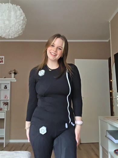 LEUTEEEE ab jetzt fußgänger pro max version 4 jahre versicherung😎 der neue anzug ist definitiv angenehmer zu tragen und es gibt sogar verschiedene programme die man in der app auswählen kann, ich habe z.b. mein pro-programm und ein beckenboden-programm😸 zudem kann man die intensität der stimuliation bis zu 20% verstärken und bis zu 50% abschwächen :) falls ihr fragen habt, feel free to ask!!🫶🏻 #exopulsesuit #molliisuit #spinalcordinjury #chronicillness #recovery @Ottobock