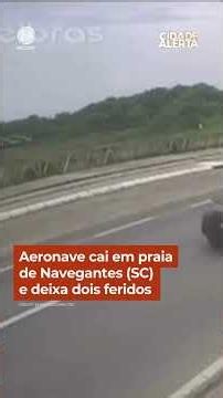 Plane crashes on beach in Navegantes (SC), leaving two injured #Shorts #CidadeAlerta