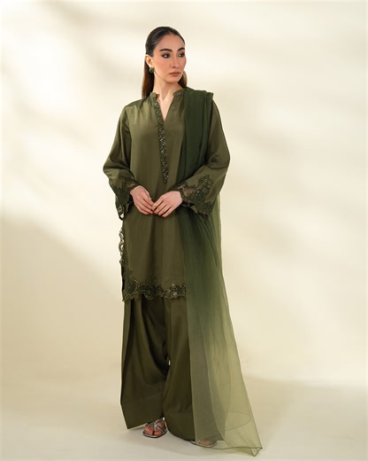 ARMAS on Instagram: "A gradient moment you can’t ignore. Get 3 pc for just 12,995! Visit our website: www.armasclothing.com #armasclothing #pakistan #StylewithArmas #luxeedit #rtw #armasfestive #PakistaniFashion #farshishalwar"