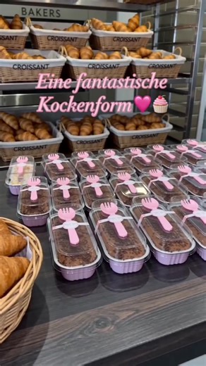 Pinke Power! 🎀 Endlich habe ich diese wunderschöne Tortenbox gefunden! 😍#HomeBaking #baking #bakingpan#picnic #desserttray