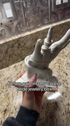 Unique Jewelry Holder and Picture Frame Ideas