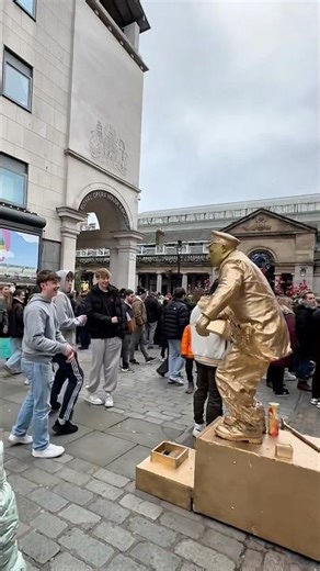 He was very good at jumping.#valentinethestatue #silvermanstatueofficial