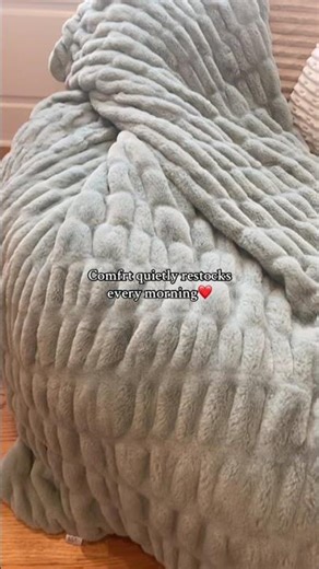 This is the softest weighted blanket for stress and anxiety! #weightedblanket #comfrtdreamerblanket