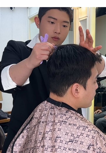 #드랍컷 두상에 맞는 디자인과 깔끔한 라인 가벼운 질감을 통해 손질이 편하게 디자인합니다 다운펌은 선택이 아닌 필수. #경주미용실#드랍컷#남자짧은머리추천
