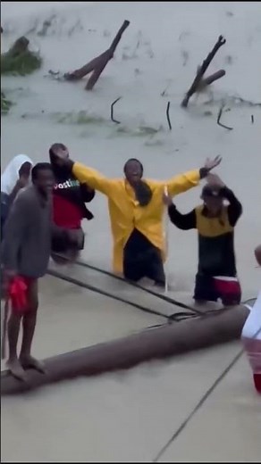 Petersfield Westmoreland is underwater Jamaica 🇯🇲 😭 today#jamaica#hurricane#goviral#flood ￼