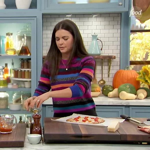 992K views · 4.3K reactions | Do you know the key to making Spaghetti Squash Pizza? Katie Lee is showing us how it's done  #TheKitchen > Saturdays at 11a|10c Save the recipe: https://foodtv.com/2QEHiAr! | Food Network | Facebook