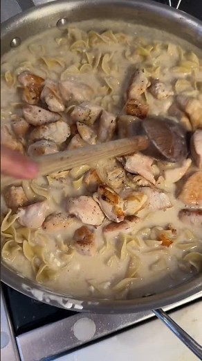 Chicken Divan Casserole, it's the coziest weeknight dinner. #casserolerecipe #casserole