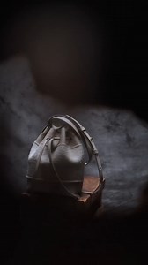 Accesorios que combinan la fina fibra de alpaca de KUNA 🦙 con el cuero trabajado con precisión por Gabuteau 🧵. Sofisticación y calidad, con profundo respeto por nuestros maestros artesanos y la sostenibilidad. Una muestra del talento que posiciona al Perú en el mundo. 🌍💼 #PerúModaDeco Créditos: Kuna - Gabuteau | Perú Moda