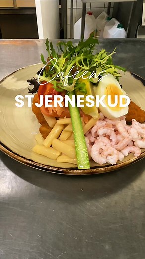 Et stjerneskud der rammer plet – hver gang 💫 Sprød fisk, rejer og alt det gode. Frisklavet og klar til frokosthygge 🍽️❤️Hvem ville du dele et stjerneskud med? 👭 Tag din frokostmakker med og nyd den afslappende atmosfære og god traditionel café mad👨‍🍳 #madinspiration #lækkermad #frokost #café | Café Bord 1