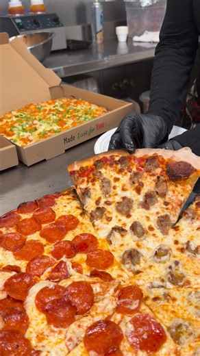 All you need is a slice 🤤🔥💥💣 #burattinopizza #120pepperoni #sausage #cheesy #thincrust | Burattino Brick Oven Pizza