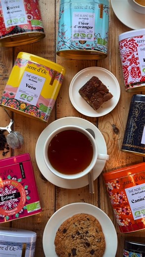 • Happines Is A Cup Of Tea With Good Friends • ❤️ Olemme valinneet aikoinaan Valkoisen Puun teebrändiksi ranskalaisen Terre d’Ocin, koska jaamme yhteisen arvomaailman heidän kanssaan. 🫖 Terre d’Oc ammentaa inspiraatiota eri kulttuurien teeperinteistä ja luomuviljelystä. Valikoima tarjoaa vivahteikkaita makuja aina raikkaista vihreistä teistä mausteisiin chai-sekoituksiin, yhdistäen herkullisia kukkaisia, hedelmäisiä ja mausteisia aromeja. 🍰 Terre d’Ocin teet sopivat erinomaisesti rouheiden kak