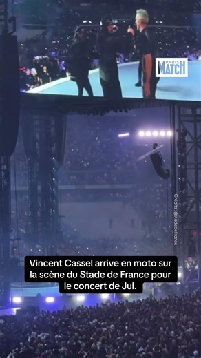 L’arrivée de Vincent Cassel au concert de Jul