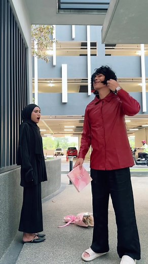 Laki2 tersakiti. Perempuan jaman now select. Bagi bunga taknak, bagi ruexscarve terus tergamam