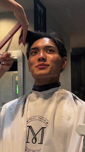 ヘルメット男子のアップバンク散髪動画