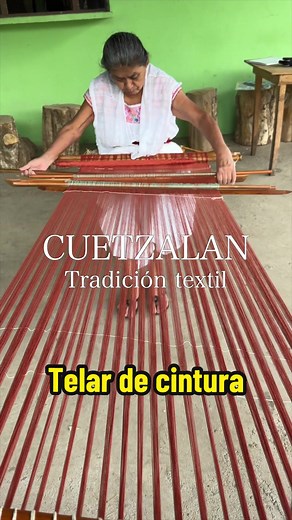 La tradición de trabajar el tejido sigue viva en Cuetzalan. Video completo en mi canal de YT ☺️ #Puebla #Cuetzalan #cultura #mexico #naturaleza #JorgeDeLeon #ecoturismo