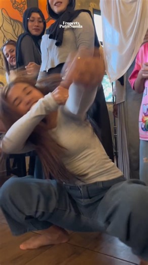 The excitement of village girls playing in a cafe is really exciting #Sundaneseentertainment #vil...