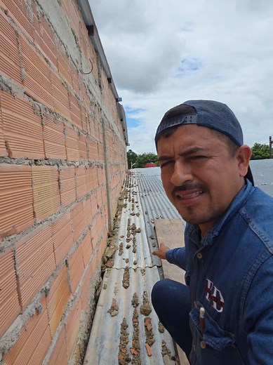 Construyen un segundo piso y dañan la cubierta o techo del vecino.