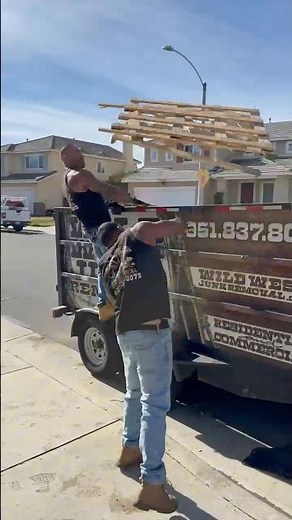Side Yard Cleanout in Fast-Forward | Full Junk Removal Load
