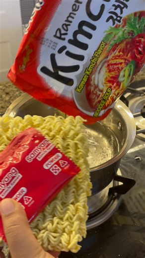Samyang kimchi ramen review 🍜/ worth it or not? #koreanramyun #samyang #koreannoodles #asmr