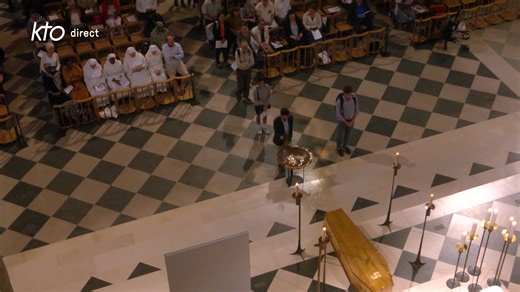 Dans la Cathédrale Notre-Dame de Paris, les fidèles s'avancent pour bénir le cercueil du cardinal André Vingt-Trois. 🔴 Veillée de prière en direct : https://youtube.com/live/Y0JE8w-HE2E?feature=share 👉 Les obsèques ce mercredi à 10h: https://www.ktotv.com/article/obseques-du-cardinal-andre-vingt-trois-la-programmation-speciale-de-kto Diocèse de Paris | KTO Télévision Catholique