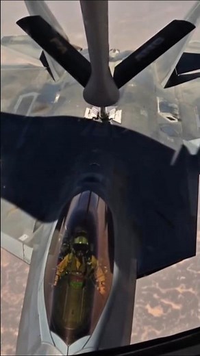 🔊 VOLUME UP! F-22 Raptor Gets MID-AIR REFUELED by KC-135! 😱 Insane US Air Force Aerial Refueling