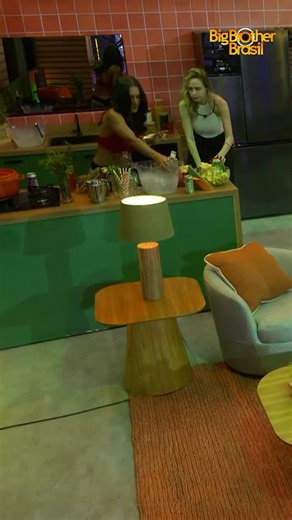 #FESTADOLÍDER 👑 • EITAAA! 💥 Climão! Ana Paula questiona Maxiane e é ignorada pela sister 👀 Ana Paula 💬: ‘’Então você quer que o Marcelinho volte? Ih, menina... não tá escutando não, gata? Você quer que ele volte mesmo? Então pra que tirou ele da prova? É ruim escutar a verdade? Você não amava seu amigo de verdade? Só queria entender...’’ Maxiane 💬: ‘’Saúde, Ana Paula!!!!’’ #BBB26 #RedeBBB | BBB
