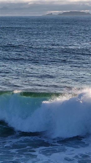 San Miguel y otras rompientes cercanas en Ensenada, Baja California, fueron las primeras olas en las que se practicó el surf en México. Al ser sitios culturalmente significativos, existen esfuerzos para proteger ésta zona, como la declaración de la bahía como Reserva Mundial de Surf. Sin embargo, la posible expansión portuaria en la ciudad eliminaría por completo éstas rompientes. #salvemoselsauzal #djiglobal #djimexico #oceansnation #worldsurfingreserve #surfingmexico #mexigers #djiair3 #yoursh
