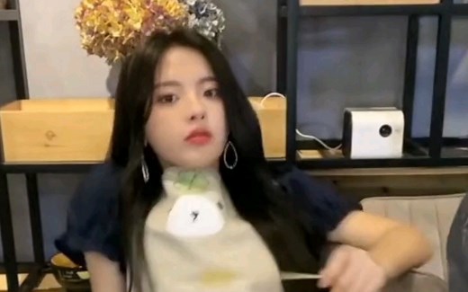 杨超越直播 ，差点走光!