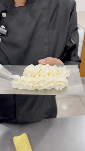 Hoy la chef Susana nos va a mostrar cómo hacer una crema diplomática súper fácil, rápida y ya verán que es deliciosa!!🎂 Les dará un toque extra a tus pasteles!!😍💖 #proveedoragastronomica #postres #pasteles #cremapastelera #cremadiplomatica | Proveedora Gastronomica