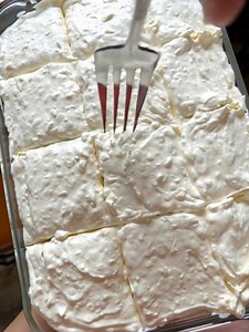 Classic Pig Pickin’ Cake 🧁 Ingredients You’ll Need (Makes one 9×13-inch cake or two 9-inch round cakes) For the Cake: 1 box yellow cake mix (15.25 oz) 4 large eggs ½ cup vegetable oil 1 (11 oz) can mandarin oranges, undrained 1 teaspoon vanilla extract (optional for extra flavor) For the Frosting: 1 (8 oz) container whipped topping (Cool Whip), thawed 1 (3.4 oz) box instant vanilla pudding mix 1 (20 oz) can crushed pineapple, undrained 🍰 Step-by-Step Instructions Step 1: Preheat and Prep Prehe