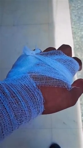 it's broken 💔#ytshorts #yt #viralvideos #shortsfeed #trendingshorts #song #broken #sad #videoshort