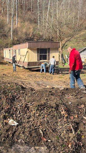 The Translift gets the job done #Netflix #WeTV click that follow button help grow my channel if you love watching my videos let me know tell me what you like to see | Combs mobile home mover’s