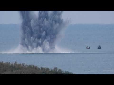 令和2年10月8日午前11時 酒田港海底で発見された米軍の1000ポンド爆弾の水中爆破処理