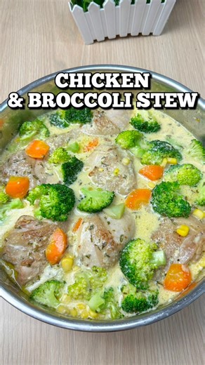 𝐂𝐡𝐢𝐜𝐤𝐞𝐧 𝐚𝐧𝐝 𝐁𝐫𝐨𝐜𝐜𝐨𝐥𝐢 𝐒𝐭𝐞𝐰 500 grams chicken pieces 1 head broccoli, cut into florets 1 medium carrot, diced 1 tbsp cooking oil 2 tbsp butter 6 cloves garlic, chopped 1 medium onion, chopped 1 cup water 1 pc chicken broth cube 1 cup all purpose cream 1/2 cup corn kernels Salt and pepper to taste | Hungry Mom Cooking