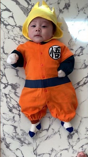 孫悟空の衣装を着る赤ちゃん【Baby wearing Son Goku costume】 #baby #赤ちゃん #孫悟空 #ドラゴンボール #衣装 #鳥山明先生追悼 #shorts