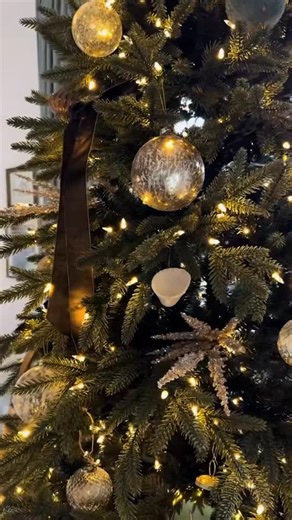 Jess | Coastal Living + Travel on Instagram: "DIY SHELL ORNAMENTS 🐚 Okay, full disclosure: this is the easiest DIY, but I want to repurpose these shells for art next year. I made like 20 ornaments in under 30 minutes and they’re so DANGEROUS CUTE on my tree. Would you try this? Save for later 📍"