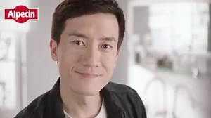 Alpecin Hybrid Technology: Gentle yet powerful 💧 Moisture effect: The gentle shampoo formula for dry, itchy scalps. It moisturizes and soothes the scalp. 🔥 Fuel effect: The "fuel" in the form of caffeine supplies energy to the hair and helps to reduce hair loss Apply daily. Leave on for 2 minutes. 🕑 Do the Dandruff Test: ◾ Dry dandruff is a problem of dry scalps. The flakes tend to be small and fine, and often accompanied by an itchy scalp. Use Alpecin Hybrid Caffeine Shampoo. ◾ Oily dandruff