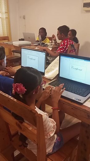 Wil jij leren omgaan met de computer maar heb je een druk schema? 🤔 Dan is onze vierdaagse computer cursus zeker iets voor jou!✔️ Bij deze cursus bepaal jij zelf wanneer het jouw schikt om de lessen te volgen. Een ieder mag deze cursus volgen, dus als je nou jong of oud bent is deze cursus geschikt voor jou. Klinkt dat goed. Neem dan contact met ons op! Wat leer jij tijdens deze training? 💻 Basis computervaardigheden 💻 Microsoft Word 💻 Microsoft Powerpoint 💻 Microsoft Excel 💸 Kosten: SRD 1